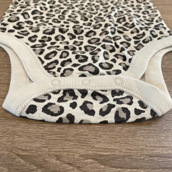NWT Baby Girl Size 6-12 Month Leopard Print One-Piece Short Sleeve Bodysuit - Picture 2 of 5
